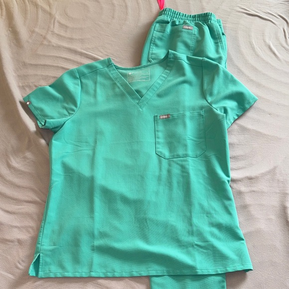 Figs Surgical Green Scrub Set - Picture 1 of 5